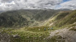 UK, Lake District, Great Langdale, three hikers in the valley at Pike of Stickle — Stock Photo
