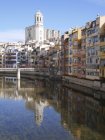 España, Girona, Río Onyar con la catedral de Santa Maria de Girona de fondo - foto de stock