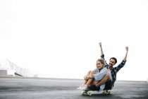 Giovane coppia crociera su un longboard — Foto stock