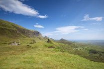 Prairie verte sur l'éboulement de Quiraing, île de Skye, Écosse — Photo de stock