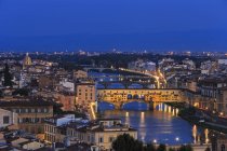 Italy, Tuscany, Florence, Cityscape, View of Arno river with Ponte Vecchio in the evening — Stock Photo