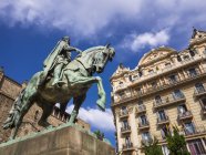 Equestrian statue on Placa Ramon Berenguer el Gran and Cathedral, Barcelona, Spain — Stock Photo