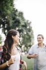 Coppia innamorata passeggiando nel parco — Foto stock