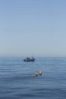 Испания, Гибралтарский пролив, Рыбацкая лодка и буи — стоковое фото