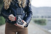 Donna utilizzando fotocamera vintage — Foto stock