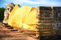 Thailand, ayutthaya, liegende Buddha-Statue mit gelbem Tuch bedeckt am wat lokayasutharam — Stockfoto