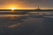 Deutschland, schleswig-holstein, nordseeküste, blick auf westheversand leuchtturm, tideland bei aufgang — Stockfoto