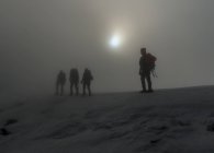 Schweiz, Berner Westalpen, Bergsteiger im Nebel in der Balmhornregion — Stockfoto
