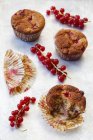 Крупним планом вид на червону смородину і кекси — стокове фото