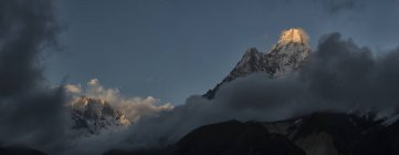 Nepal, Himalaya, Khumbu, Ama Dablam durante il giorno — Foto stock