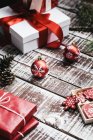 Decorazioni natalizie rosse e regali di Natale — Foto stock