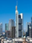 Німеччина, Гессен, Франкфурт, фінансового району Commerzbank вежі і вежа опери в Сонячний денний час — стокове фото
