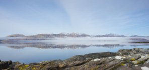 Regno Unito, Scozia, Highlands scozzesi, Loch Linnhe, Isola di Lismore con le colline di Kingairloch — Foto stock