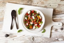 Салат з сиром моцарелла, помідори і фрагменти дині — стокове фото