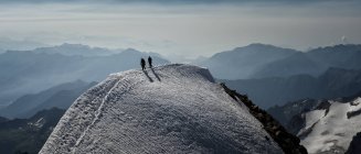 Svizzera, Wallis, Saas Grund, Alpi Pennine, Weissmies vista della vetta e le persone a distanza sulla scogliera — Foto stock
