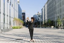 Соединенные Штаты Америки, New York City, business woman taking a selfie — стоковое фото
