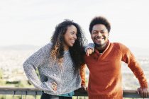 Portrait de jeune couple heureux à l'extérieur — Photo de stock