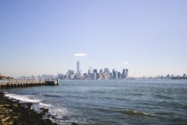 EUA, Nova York, vista para o horizonte contra a água — Fotografia de Stock