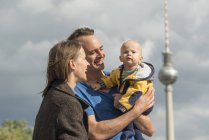 Glückliches Paar mit Baby vor dem Fernsehturm — Stockfoto