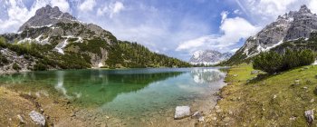 Austria, Tyrol, Ehrwald, Seebensee with Wetterstein Mountains, Plattspitzen — Stock Photo
