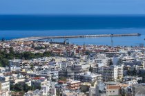 Grèce, Crète, Réthymnon, paysage urbain et mer en arrière-plan — Photo de stock