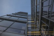 Germania, Monaco di Baviera, facciata in vetro dell'edificio amministrativo al crepuscolo della sera — Foto stock