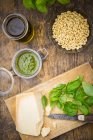 Pesto alla genovese, basilico, parmigiano, pinoli, olio d'oliva e tagliatelle di trofie crude — Stock Photo