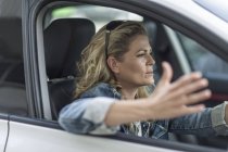 Frustrato donna in auto bloccato in ingorgo — Foto stock