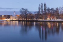 Deutschland, Baden-Württemberg, Konstanz, Bodensee, Blick in den Herosapark im Winter, Minarett der Mevlana-Moschee im Hintergrund — Stockfoto