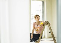 Молодая женщина ремонт в квартире — стоковое фото