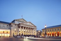 Alemanha, Baviera, Munique, Teatro Nacional a hora azul — Fotografia de Stock