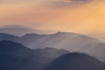 Áustria, Baixa Áustria, Viena Alpes, Vista de Schneeberg a Puchberg am Schneeberg ao nascer do sol — Fotografia de Stock