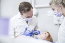 Портрет стоматолога, делающего инъекцию пациенту — стоковое фото