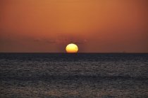 Caraïbes, Antilles néerlandaises, Bonaire, coucher de soleil sur l'océan — Photo de stock
