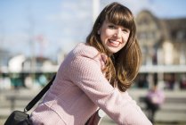 Junge Frau mit Fahrrad in der Stadt — Stockfoto