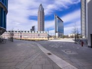 Alemania, Frankfurt, paisaje urbano con vistas a la torre de exposiciones en el Barrio Europeo - foto de stock