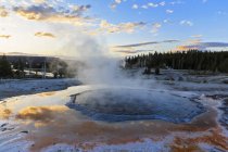 EUA, Wyoming, Parque Nacional de Yellowstone, Bacia de Geyser Superior, Piscina Crested, Fonte termal — Fotografia de Stock