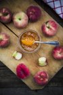 Свежие персики и банка персикового джема на деревянной доске — стоковое фото