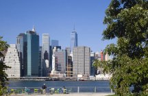 Usa, new york, lower manhattan skyscraper skyline und east river vom brooklyn bridge park aus gesehen — Stockfoto