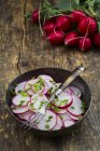 Органічної редьки салат в миску зеленою цибулею — стокове фото
