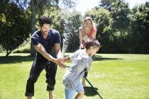 Famiglia spruzzi d'acqua — Foto stock