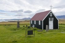 Islandia, Bjarnarhoefn, vista a la iglesia y al cementerio - foto de stock
