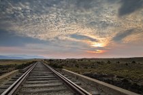 Sud America, Argentina, Patagonia, Provincia Rio Negro, vicino Nirihuau, Binario ferroviario al tramonto — Foto stock