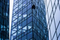 Façade en verre d'un immeuble de bureaux moderne à Munich, Allemagne — Photo de stock