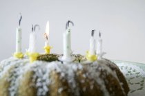 Gros plan du gâteau au citron avec des bougies — Photo de stock