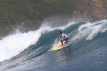 Индонезия, остров Ломбок, серфингист на волне — стоковое фото
