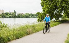 Senior fährt Fahrrad — Stockfoto