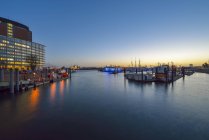 Germania, Amburgo, Sporthafen e Niederhafen al tramonto — Foto stock