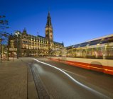 Німеччина, Гамбург, мерії і автобус, blue годину — стокове фото