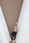 Портрет блондинка жіночий підлітком, спираючись на бетонний стовпчик — стокове фото
